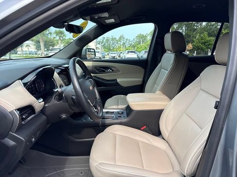 Used 2023 Chevrolet Traverse Premier FWD image 4