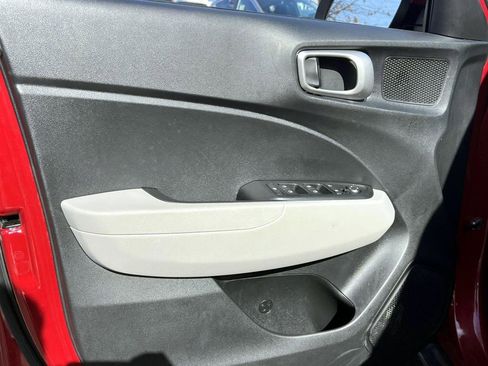 Used 2025 Hyundai Venue SEL FWD image 16