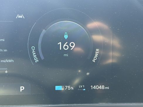 Used 2025 Hyundai Kona SEL FWD image 2