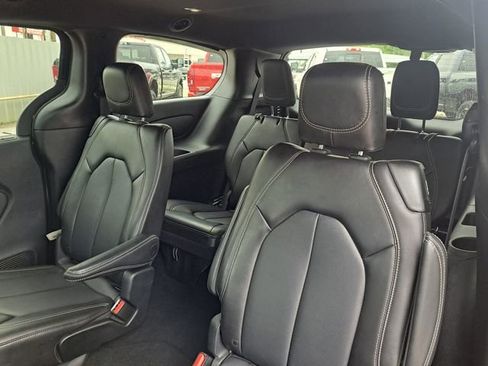 Used 2025 Chrysler Pacifica Select FWD image 14
