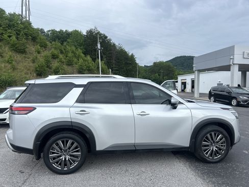 Used 2022 Nissan Pathfinder SL w/ SL Premium Package FWD image 7