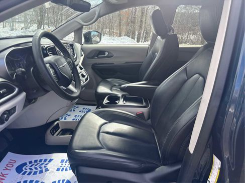 Used 2023 Chrysler Pacifica Touring-L image 9