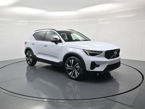Used 2024 Volvo XC40 B5 Plus AWD/4WD image 32
