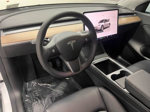 Used 2022 Tesla Model Y Long Range image 16