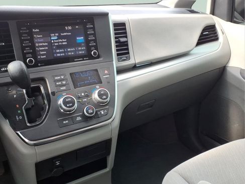 Used 2018 Toyota Sienna LE FWD image 7