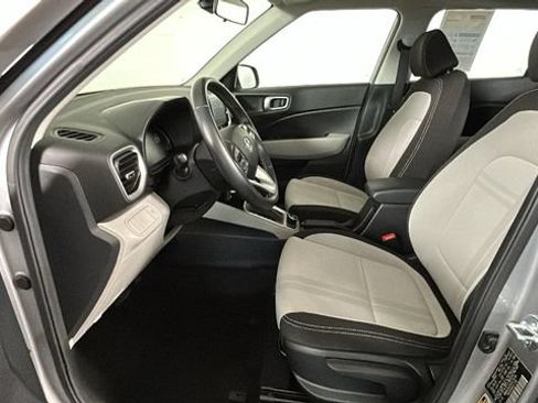 Used 2023 Hyundai Venue SEL FWD image 11