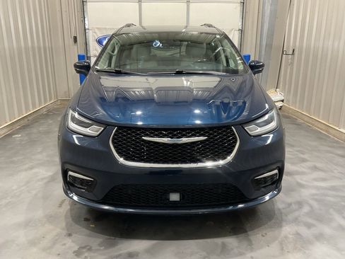 Used 2021 Chrysler Pacifica Touring-L image 2