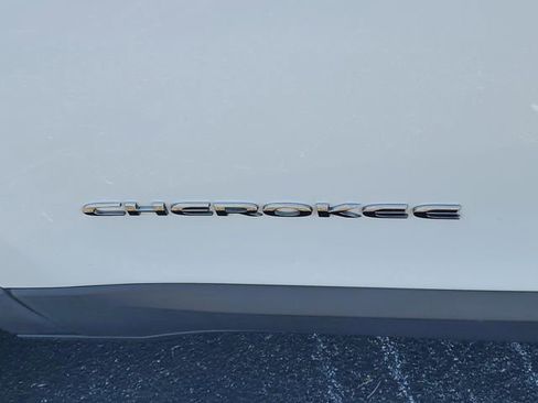 Used 2017 Jeep Cherokee Latitude image 9