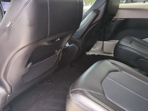 Used 2023 Chrysler Pacifica Touring-L FWD image 19