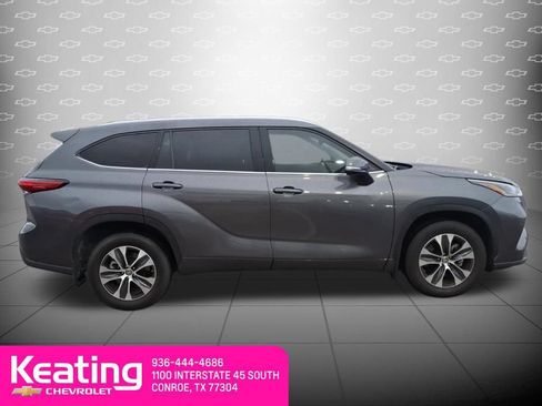 Used 2021 Toyota Highlander XLE AWD/4WD image 4