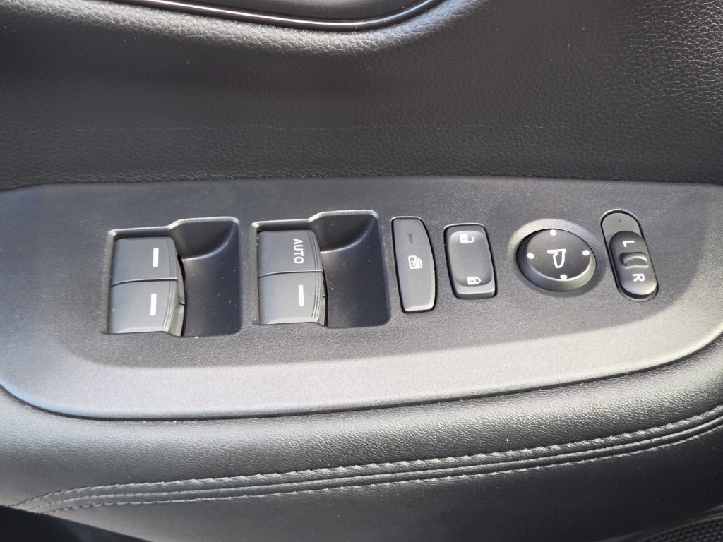 Certified 2025 Honda HR-V LX image 29
