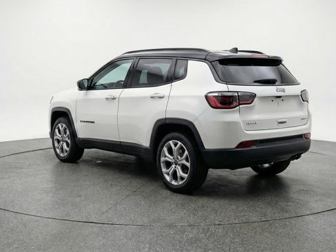 Used 2025 Jeep Compass Latitude AWD/4WD image 6