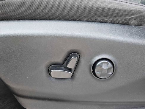 Used 2023 Chrysler Voyager LX image 18