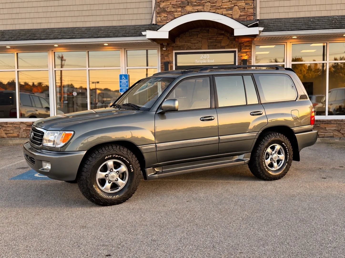 Used 2002 Toyota Land Cruiser w/ Convenience Pkg AWD/4WD image 4