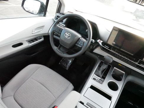 Used 2025 Toyota Sienna LE image 9