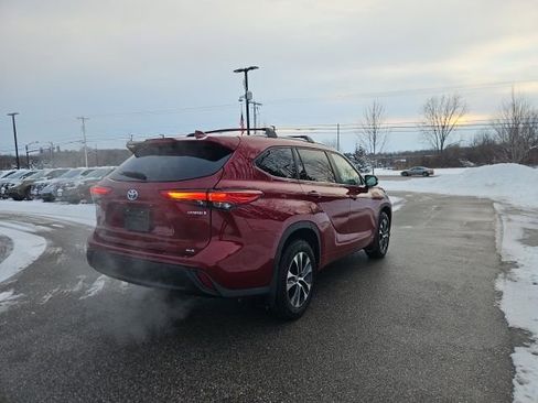 Used 2023 Toyota Highlander XLE image 5