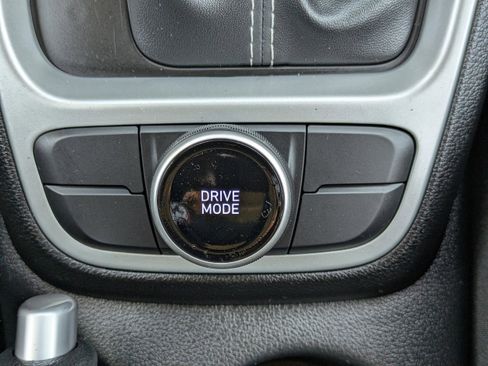 Used 2025 Hyundai Venue SEL image 23