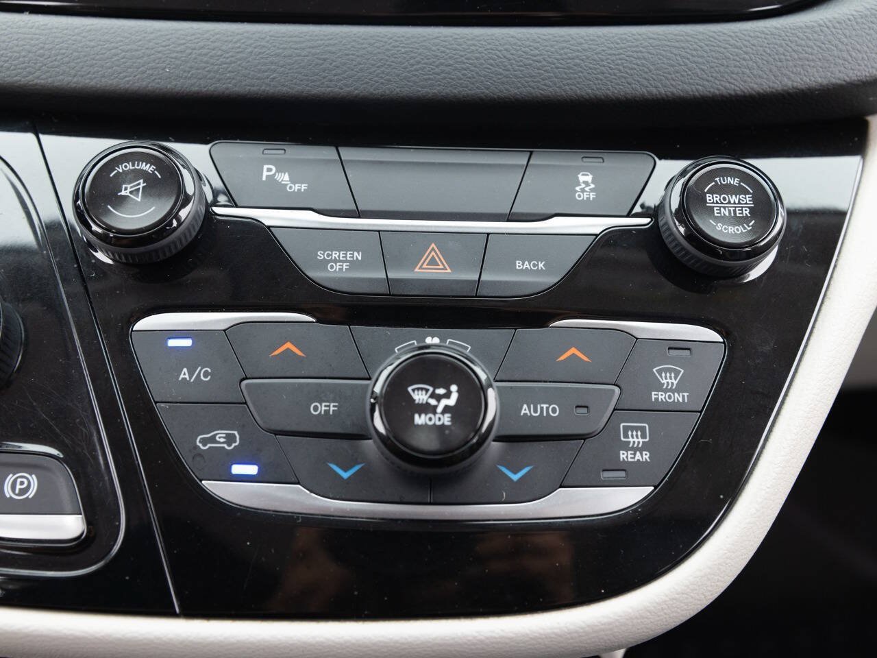 Used 2017 Chrysler Pacifica Touring-L FWD image 34