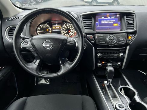 Used 2018 Nissan Pathfinder SV image 18