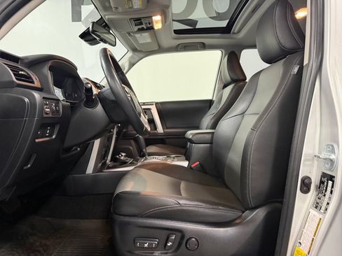 Used 2020 Toyota 4Runner SR5 Premium w/ Moonroof Package AWD/4WD image 9