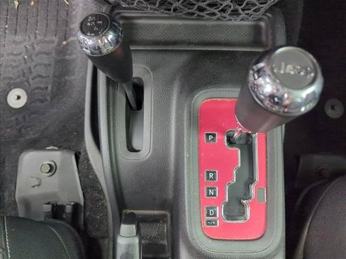 Used 2015 Jeep Wrangler Unlimited Sahara w/ Connectivity Group AWD/4WD image 14