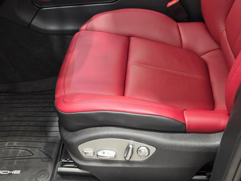 Certified 2025 Porsche Macan AWD/4WD image 26