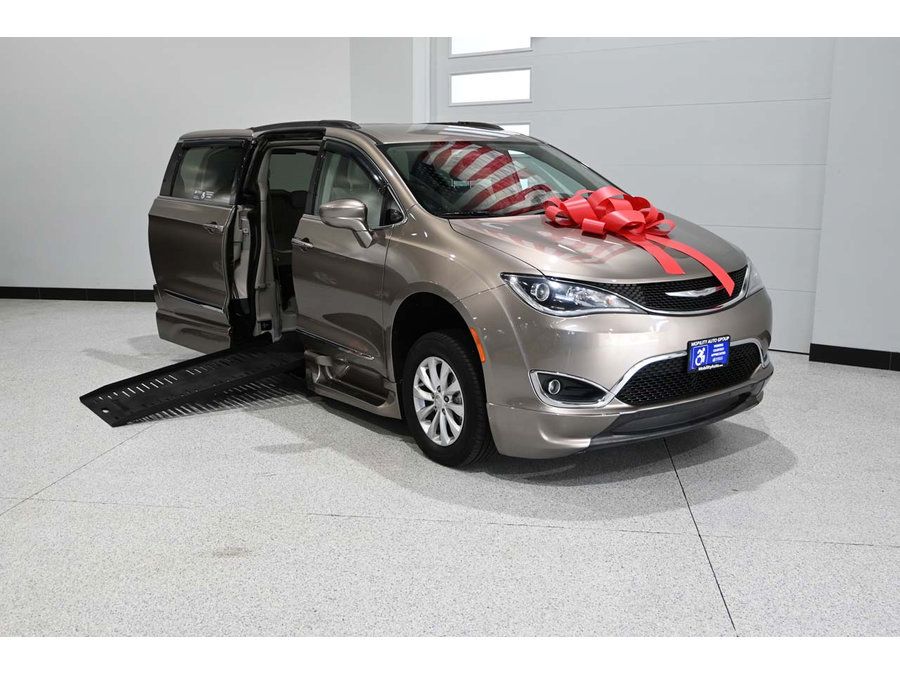 Used 2017 Chrysler Pacifica Touring-L FWD image 2