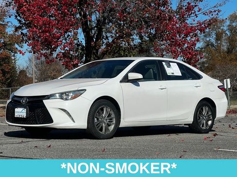 Used 2016 Toyota Camry SE image 3