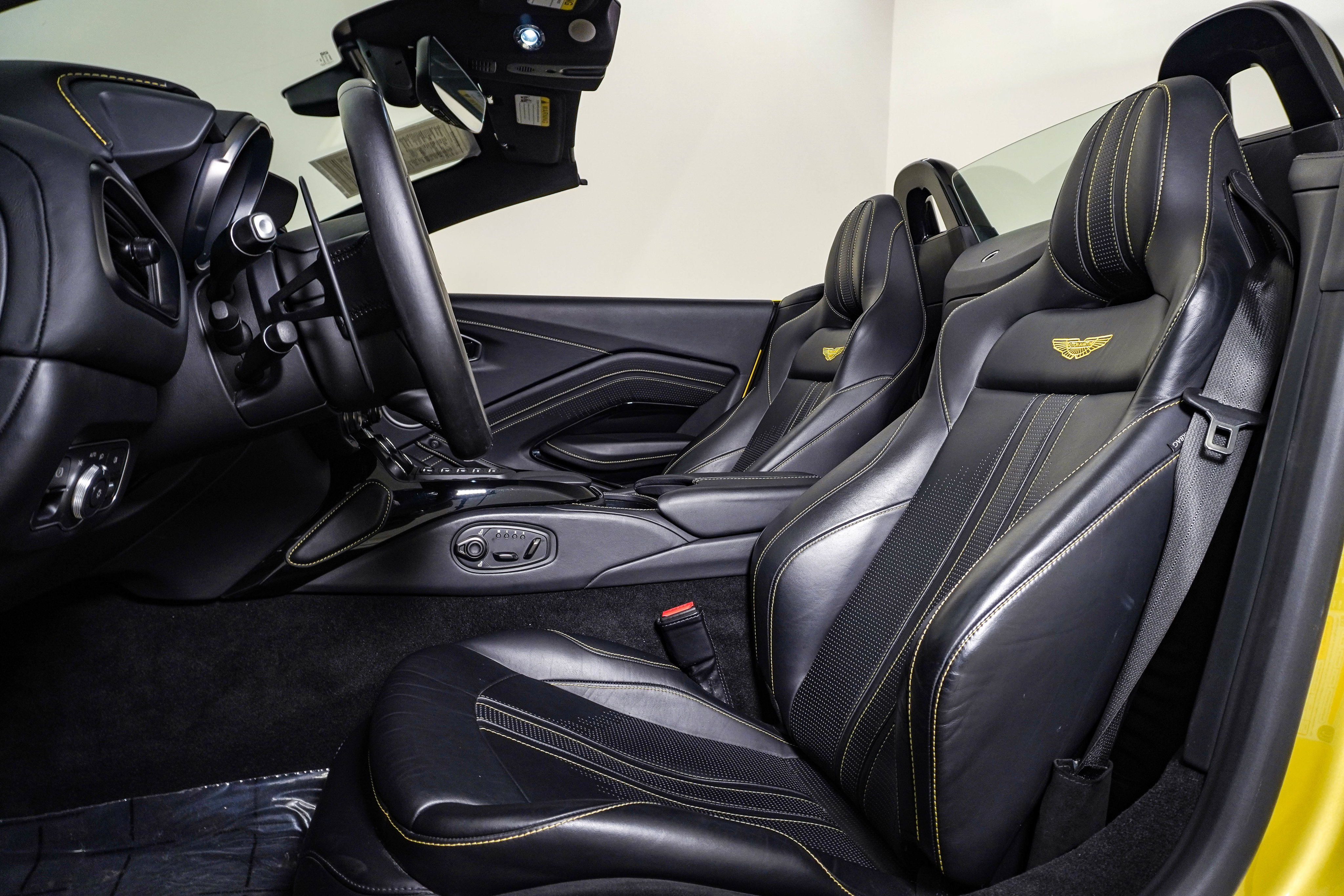 Used 2023 Aston Martin V8 Vantage Roadster RWD image 23