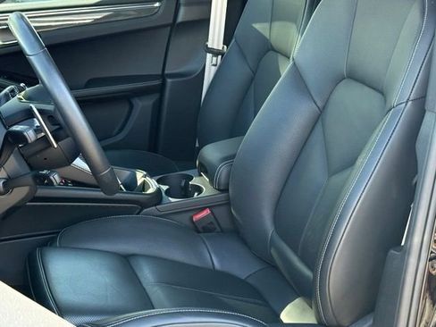 Used 2025 Porsche Macan AWD/4WD image 5