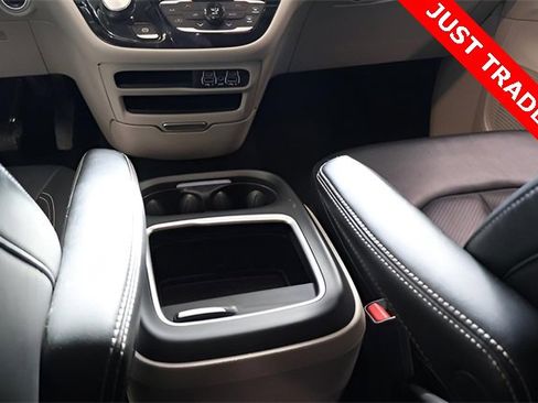 Used 2024 Chrysler Pacifica Touring-L image 28