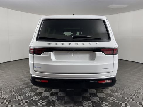 Used 2024 Jeep Wagoneer L Series III w/ Premium Group I image 4