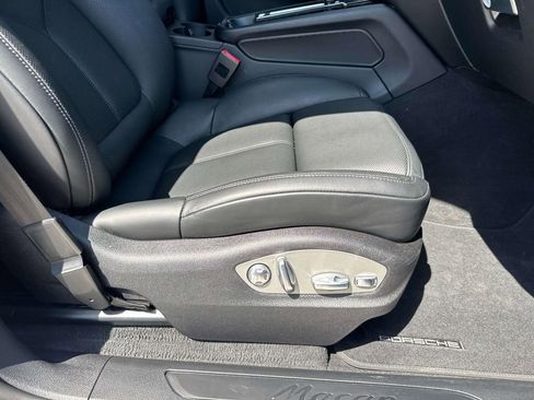 Certified 2025 Porsche Macan AWD/4WD image 17