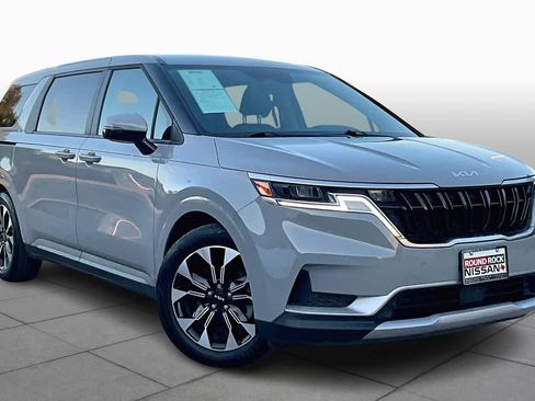 Used 2024 Kia Carnival EX image 3