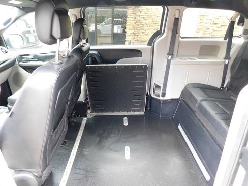 Used 2017 Dodge Grand Caravan SXT FWD image 21