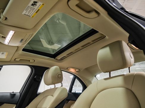 Used 2021 Mercedes-Benz C 300 4MATIC Sedan image 5