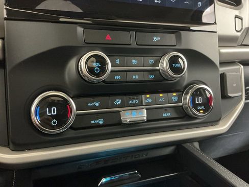 Used 2022 Ford Expedition XLT image 14