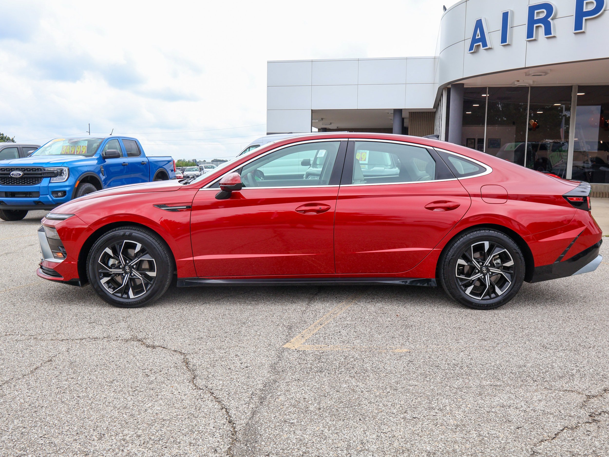 Used 2025 Hyundai Sonata SEL FWD image 2
