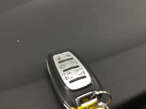 Used 2023 Chrysler Pacifica Touring-L image 10