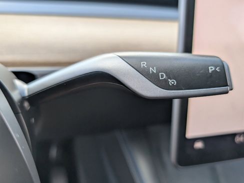 Used 2024 Tesla Model Y 2WD image 28