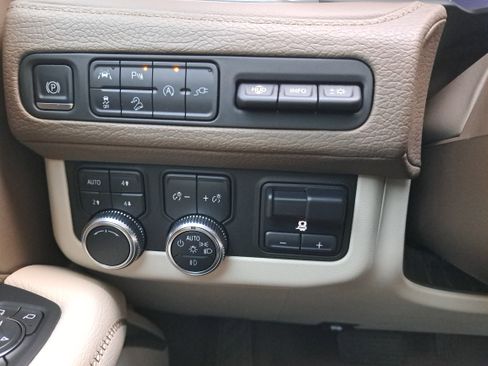 Used 2021 GMC Yukon Denali w/ Denali Premium Package image 27