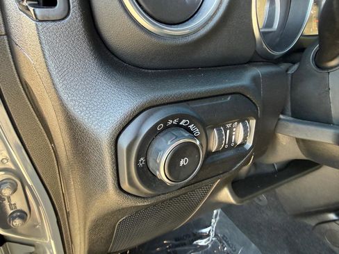 Used 2019 Jeep Wrangler Unlimited Sahara image 14