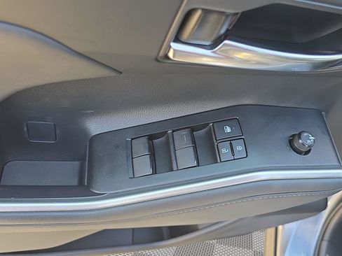 Used 2021 Toyota Highlander XLE AWD/4WD image 11