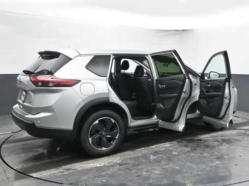 Used 2024 Nissan Rogue SV image 57