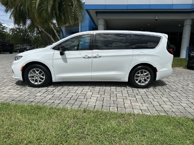 Used 2024 Chrysler Pacifica Touring FWD image 32