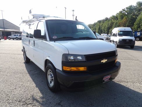 Used 2018 Chevrolet Express 2500 w/ Driver Convenience Package RWD image 11