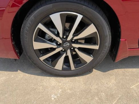 Used 2024 Nissan Sentra SV w/ SV Premium Package FWD image 9
