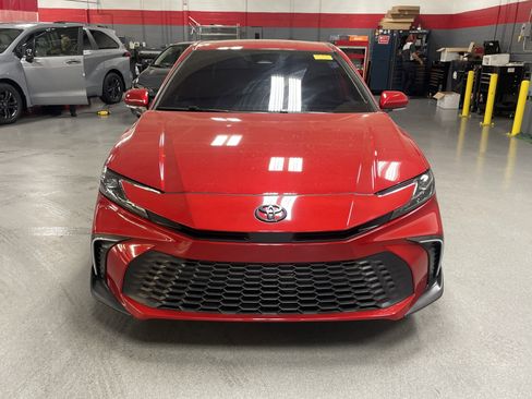 Used 2025 Toyota Camry SE w/ Convenience Package image 3