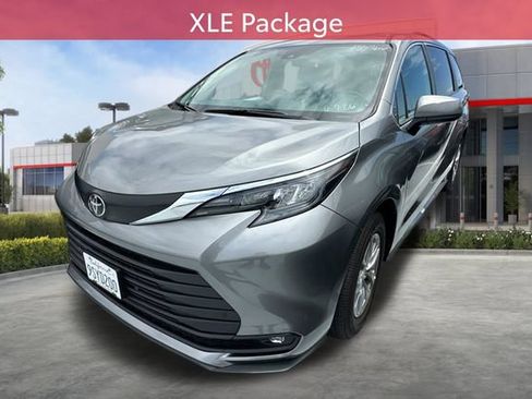 Used 2026 Toyota Sienna XLE FWD image 3