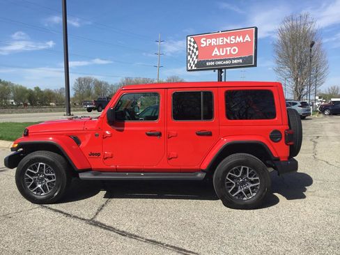 Used 2025 Jeep Wrangler Unlimited Sahara AWD/4WD image 11